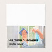 Vrouw maakt raam schoon visitekaartjes (Buitenkant ongevouwen)