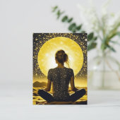 Vrouw mediteert voor volle maan briefkaart (Staand voorkant)