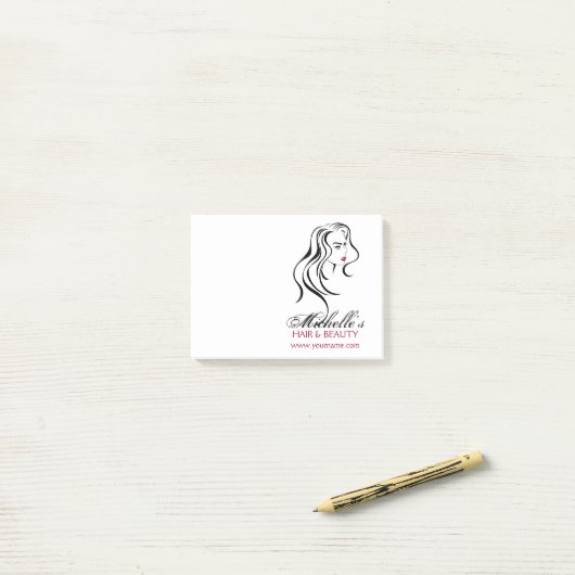 Vrouw meisje met golvend haar en makreel post-it® notes (Op bureau)