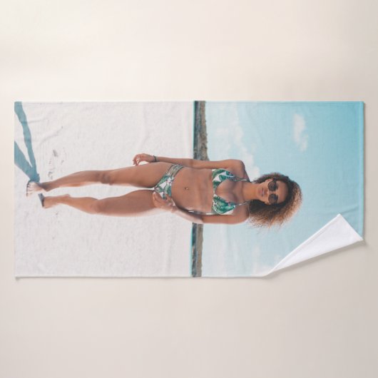 Vrouw met bikini op zand badhanddoek (Badhanddoek)