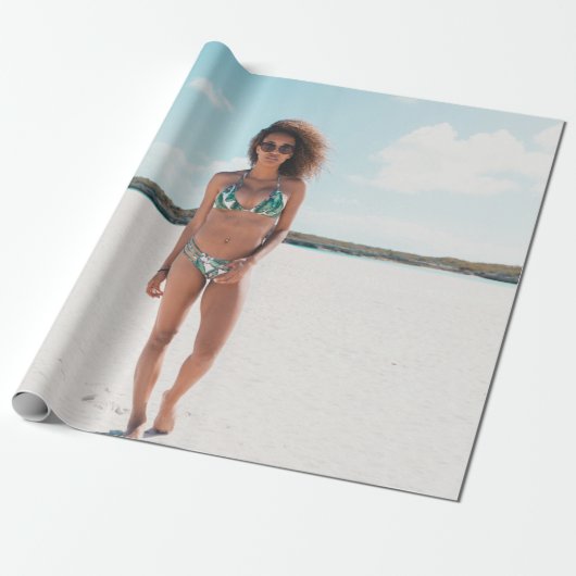 Vrouw met bikini op zand cadeaupapier (Uitgerold)
