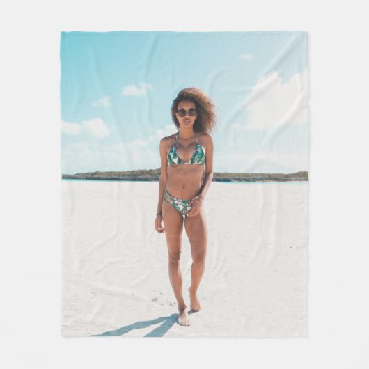 Vrouw met bikini op zand fleece deken (Voorkant)