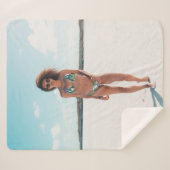 Vrouw met bikini op zand sherpa deken (Voorkant (horizontaal))