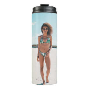Vrouw met bikini op zand thermosbeker