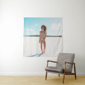 Vrouw met bikini op zand wandkleed (In situ)