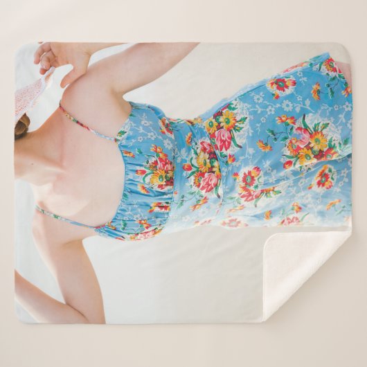 Vrouw met blauwe bloemperjes en bruin pet sherpa deken (Voorkant (horizontaal))