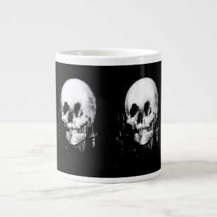 Vrouw met de volle kracht in de spiegel grote koffiekop