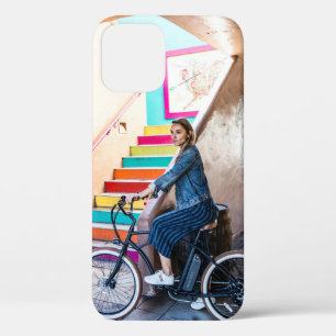 Vrouw met een blauwe denim-jas en een korte pit  iPhone 12 hoesje