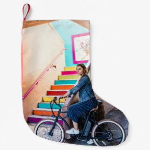 Vrouw met een blauwe denim-jas en een korte pit kleine kerstsok