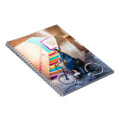 Vrouw met een blauwe denim-jas en een korte pit notitieboek (Rechterzijde)