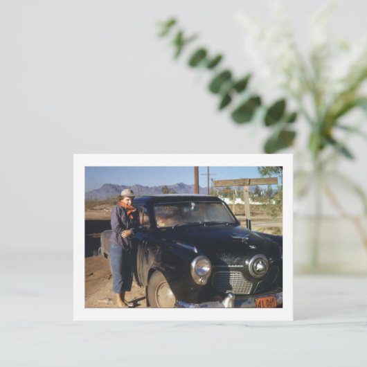 Vrouw met een oude auto briefkaart (Staand voorkant)