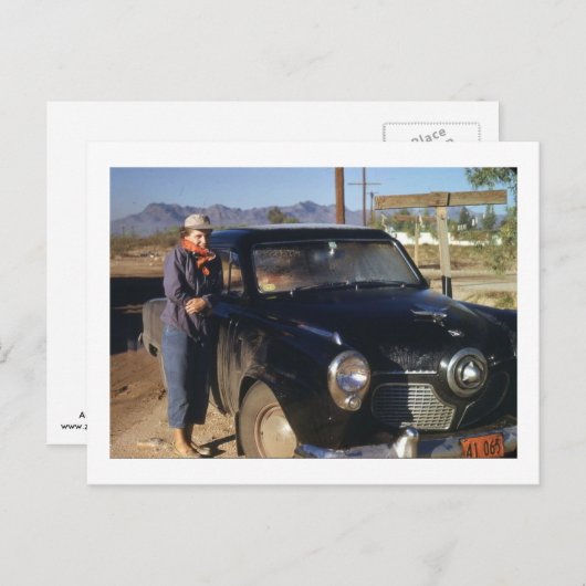 Vrouw met een oude auto briefkaart (Voorkant / Achterkant)
