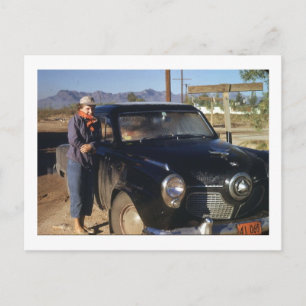 Vrouw met een oude auto briefkaart