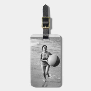 Vrouw met een strand bagagelabel