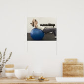 Vrouw met een trainingsbal en een handgewicht poster (Keuken)