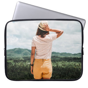 Vrouw met gele korte broek laptop sleeve