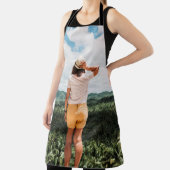 Vrouw met gele korte broek schort (Insitu)