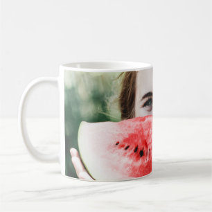 Vrouw met gesneden watermeloen koffiemok