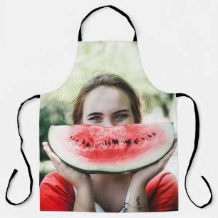 Vrouw met gesneden watermeloen schort