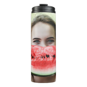 Vrouw met gesneden watermeloen thermosbeker