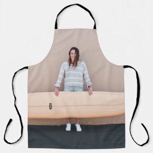 Vrouw met grijze en witte strepe langsnuifjes schort