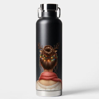 VROUW MET KLEURRIJKE KERSTVERLICHTING IN HAAR HAAR WATERFLES