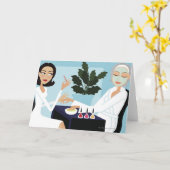 Vrouw met manicure en gelaatstrekken in de spa kaart (Gele Bloem)