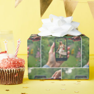 Vrouw met mobiele telefoon en ingeschonken wijn cadeaupapier