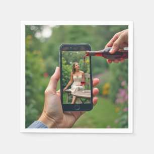 Vrouw met mobiele telefoon en wijn inschenken servet