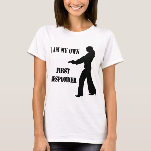 Vrouw met Pistool Ik ben mijn eigen eerste antwoor T-shirt (Voorkant)