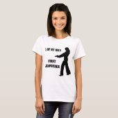 Vrouw met Pistool Ik ben mijn eigen eerste antwoor T-shirt (Voorkant volledig)