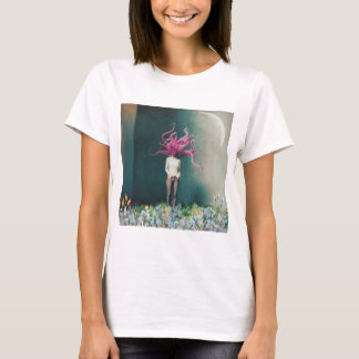 Vrouw met Roze Flamingohaar in een Dromerige  T-shirt