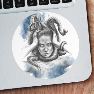 Vrouw met tentakels in surrealistische haarfantasi ronde sticker