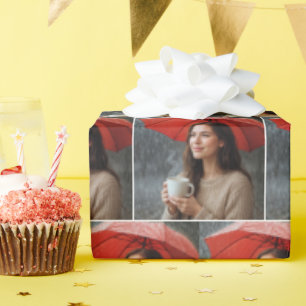 Vrouw met warme koffiekop onder een rode paraplu cadeaupapier