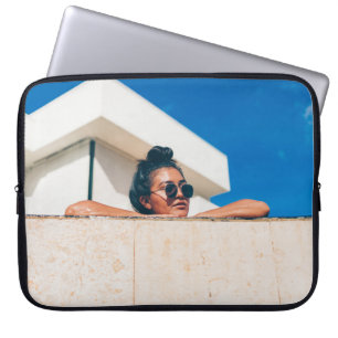 Vrouw met zwarte zonnebril laptop sleeve