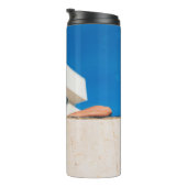 Vrouw met zwarte zonnebril thermosbeker (Geroteerd rechts)