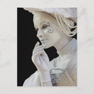 Vrouw mime dat op de hoek van de straat presteert briefkaart