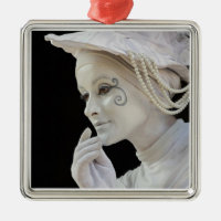 Vrouw mime dat op de hoek van de straat presteert