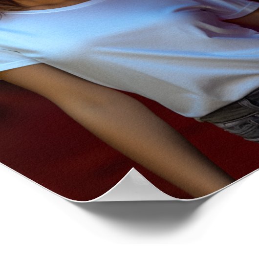 Vrouw model met een blanco wit Gildan t-shirt Poster (Hoek)