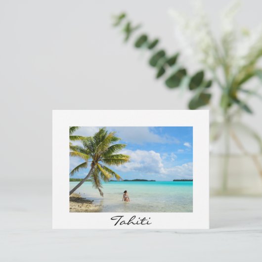 Vrouw onder een palm in het witte briefkaart Tahit (Staand voorkant)