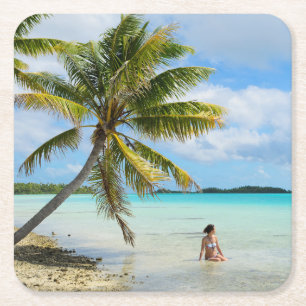 Vrouw onder een palmboom in het onderzetter van de