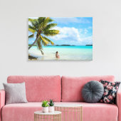 Vrouw onder een palmboom in het Pacifische canvas (Insitu (Woonkamer))