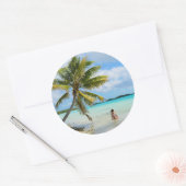 Vrouw onder een palmboom rond sticker (Envelop)