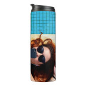 Vrouw op bruine vloer thermosbeker (Geroteerd rechts)