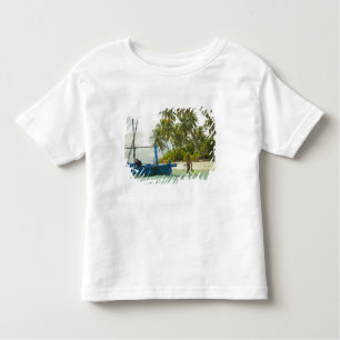 Vrouw op een kleine traditionele vissersboot, kinder shirts
