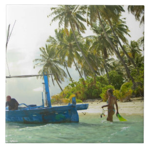 Vrouw op een kleine traditionele vissersboot, tegeltje