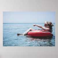 Vrouw op een opblaasbare drijver in de oceaan geri