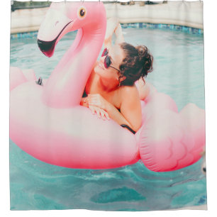 Vrouw op roze opblaasbare flamingo in de openlucht douchegordijn