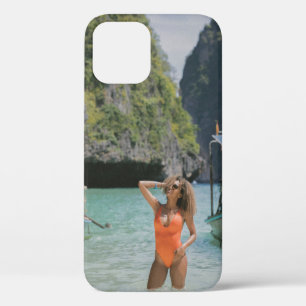 Vrouw op water tussen bruine boten iPhone 12 hoesje