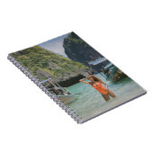 Vrouw op waterlichaam tussen bruine boten notitieboek (Rechterzijde)